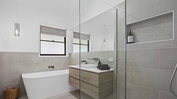 Douche, serviettes fournies, savon, shampoing