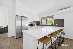 Microwave, oven, stovetop, dishwasher - MANNIX ESCAPE - 4 Bedroom house with everything you might need (Mandurang South)