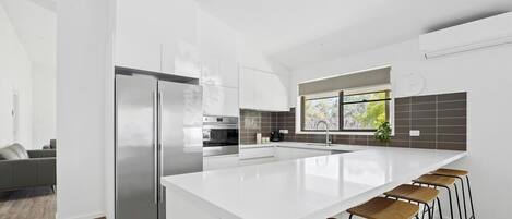 Microondas, horno, parrilla de estufa y lavavajillas