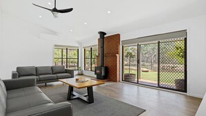 Un salon moderne avec un canapé, une table basse et une cheminée.