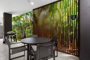 Outdoor dining - Holiday home in the heart of Coolum Beach (Coolum Beach)