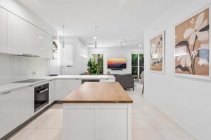 Private kitchen - Holiday home in the heart of Coolum Beach (Coolum Beach)