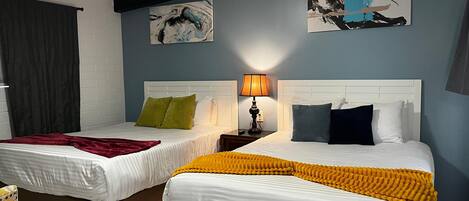 Deluxe-Zimmer, 2 Queen-Betten, Haustiere gestattet, Bergblick | Individuell dekoriert, individuell eingerichtet, kostenloses WLAN