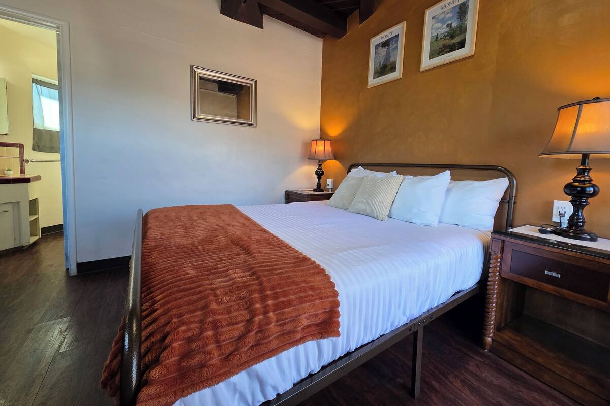 Basic Room, 1 Queen Bed, Pets Allowed | WiFi (free), individually decorated, individually furnished, bed sheets