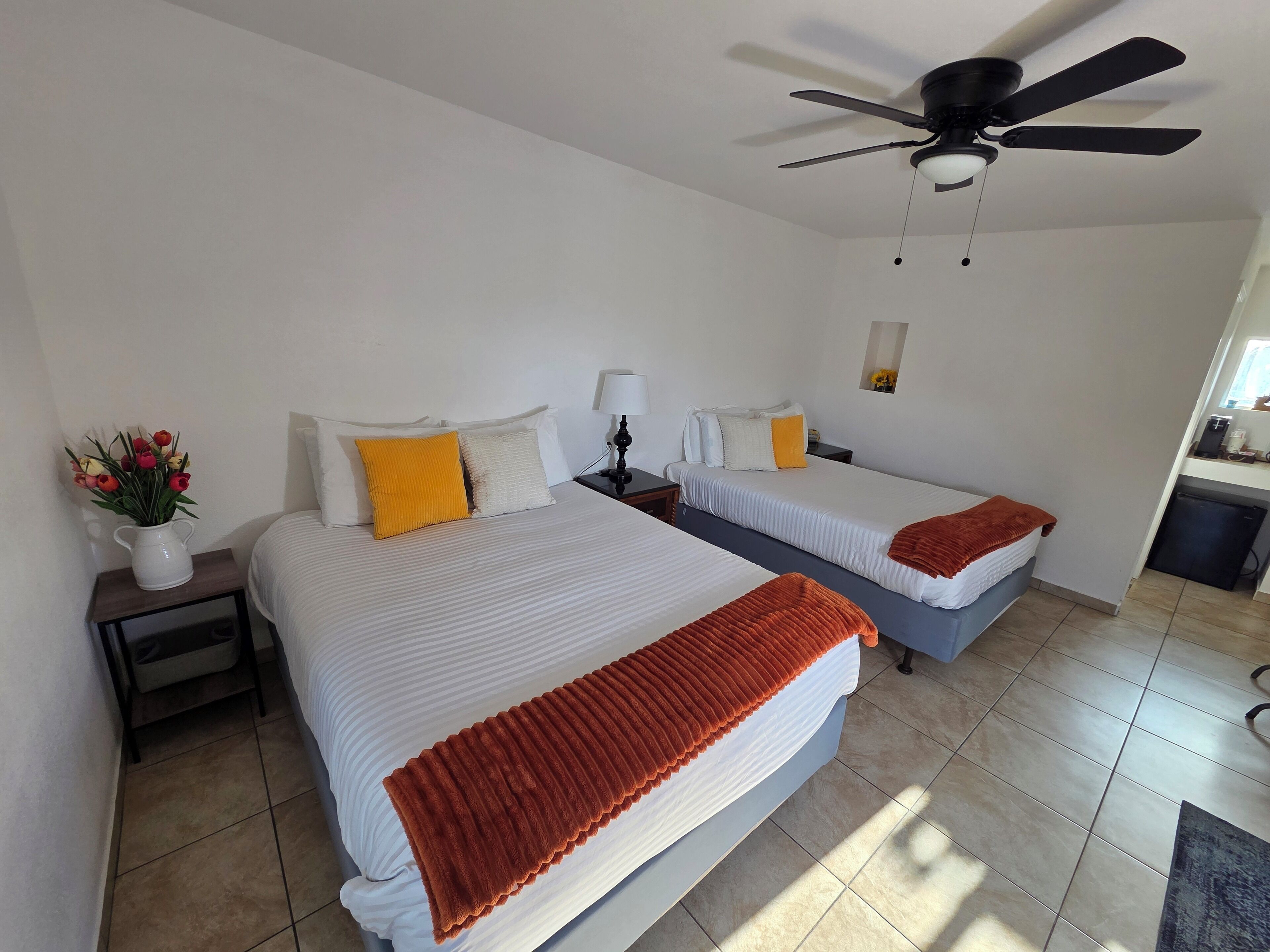 Grand-værelse - 2 queensize-senge - bjergudsigt | Individuelt design, individuel indretning, gratis baby-/barnesenge