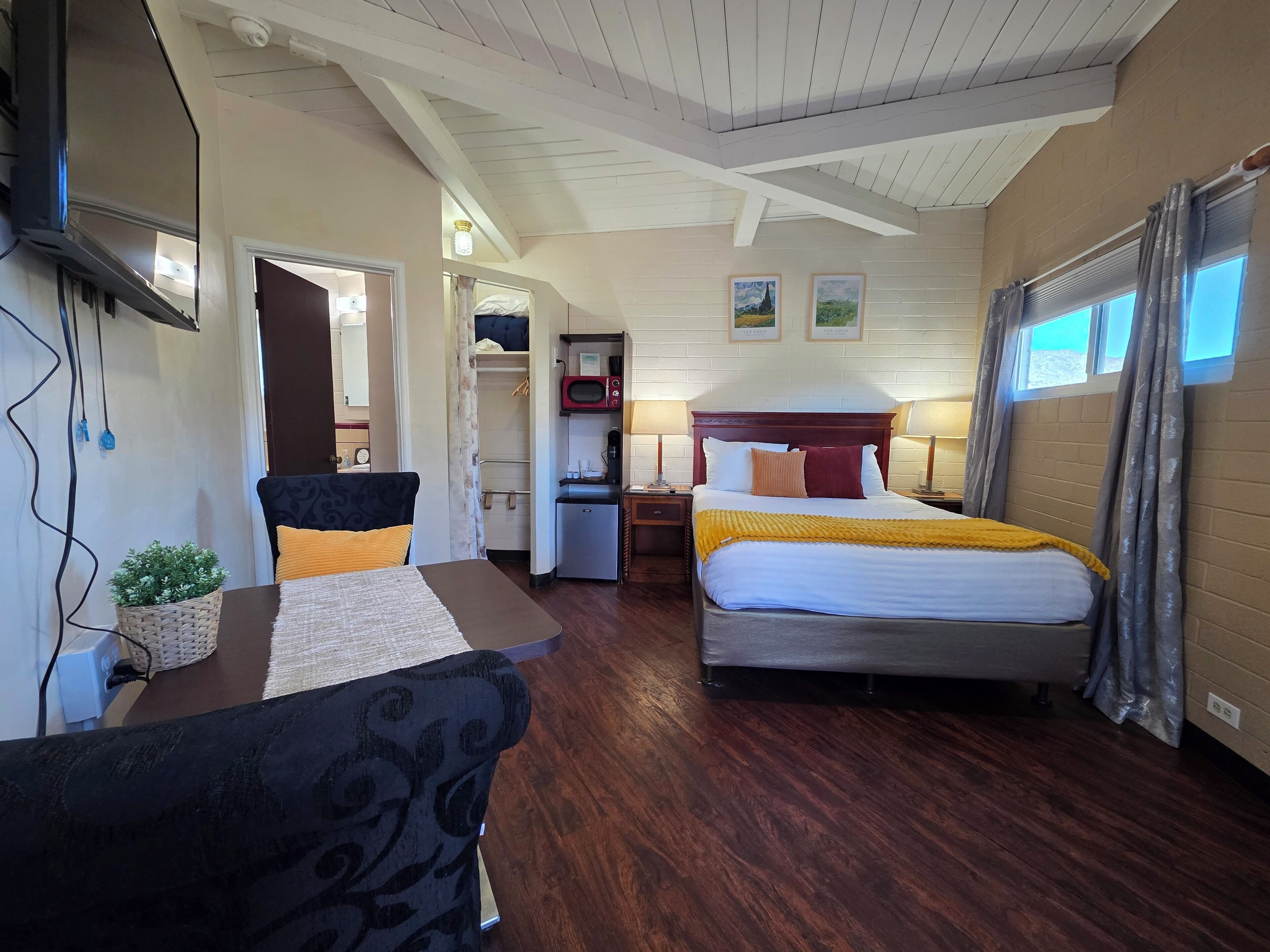 Eenvoudige kamer, 1 queensize bed, huisdieren toegestaan | Individueel gedecoreerd, individueel gemeubileerd, gratis wifi