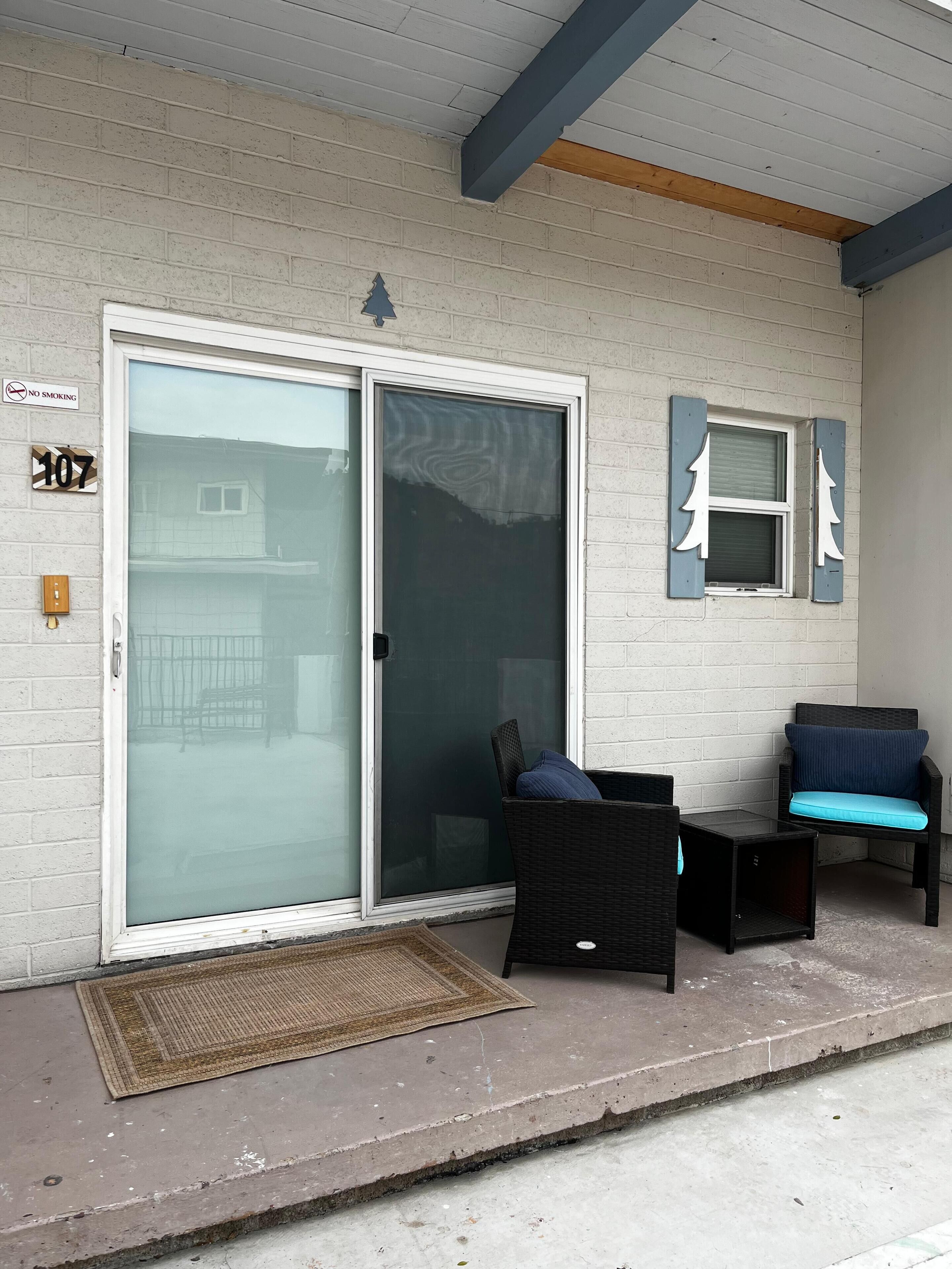 デラックス ルーム クイーンベッド 2 台 ペットとの宿泊可 マウンテンビュー | テラス / パティオ