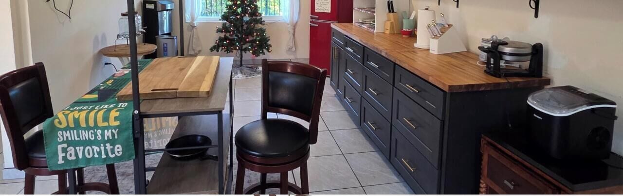 Mini réfrigérateur, micro-ondes, cafetière/bouilloire