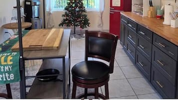 Mini-KĂŒhlschrank, Mikrowelle, Wasserkocher mit Kaffee-/Teezubehör