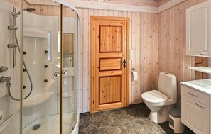 Shower - Gorgeous home in Steinsholt with harbor view (Steinsholt)