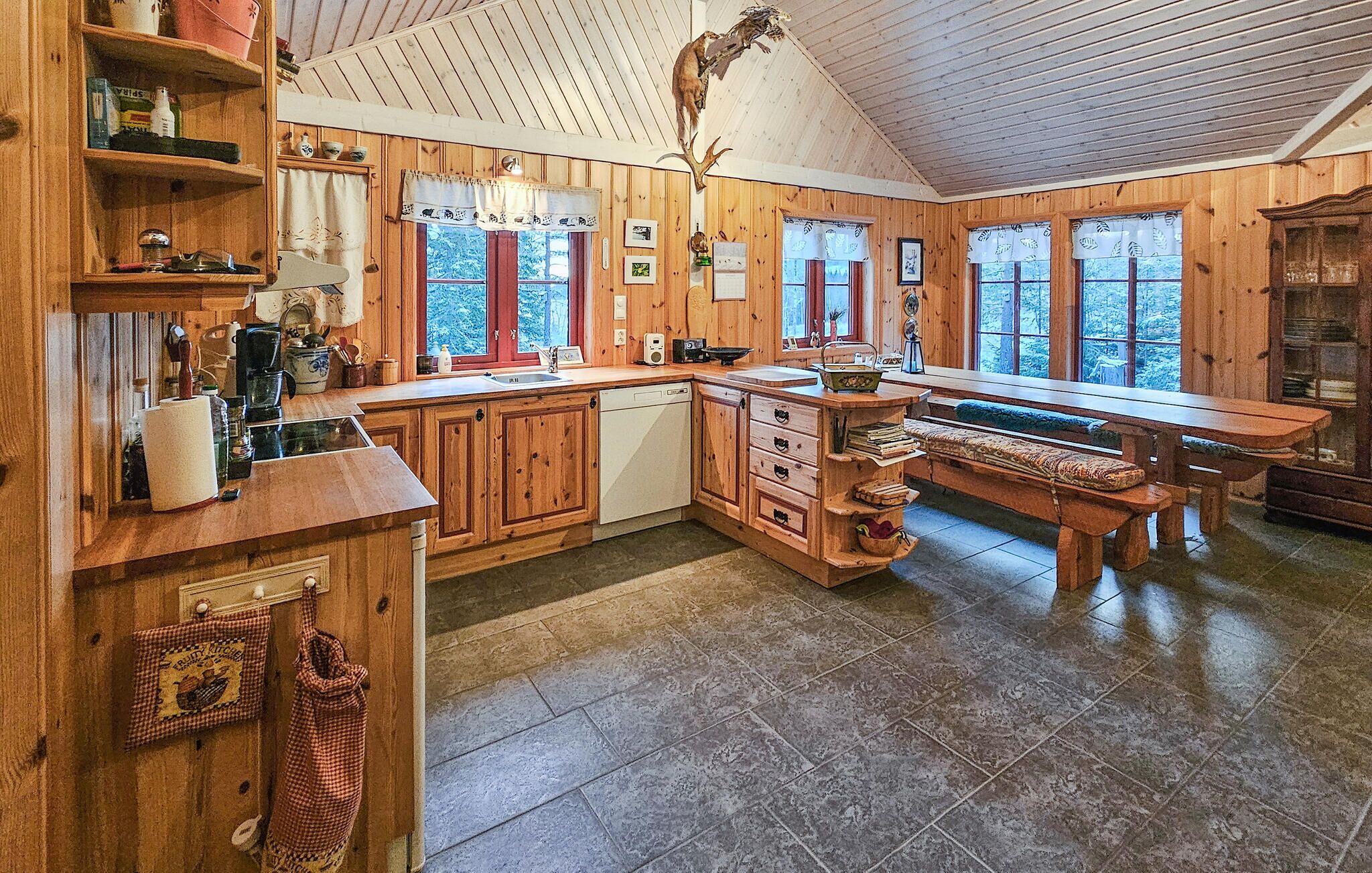 Kjøleskap, ovn, kokeplater og oppvaskmaskin