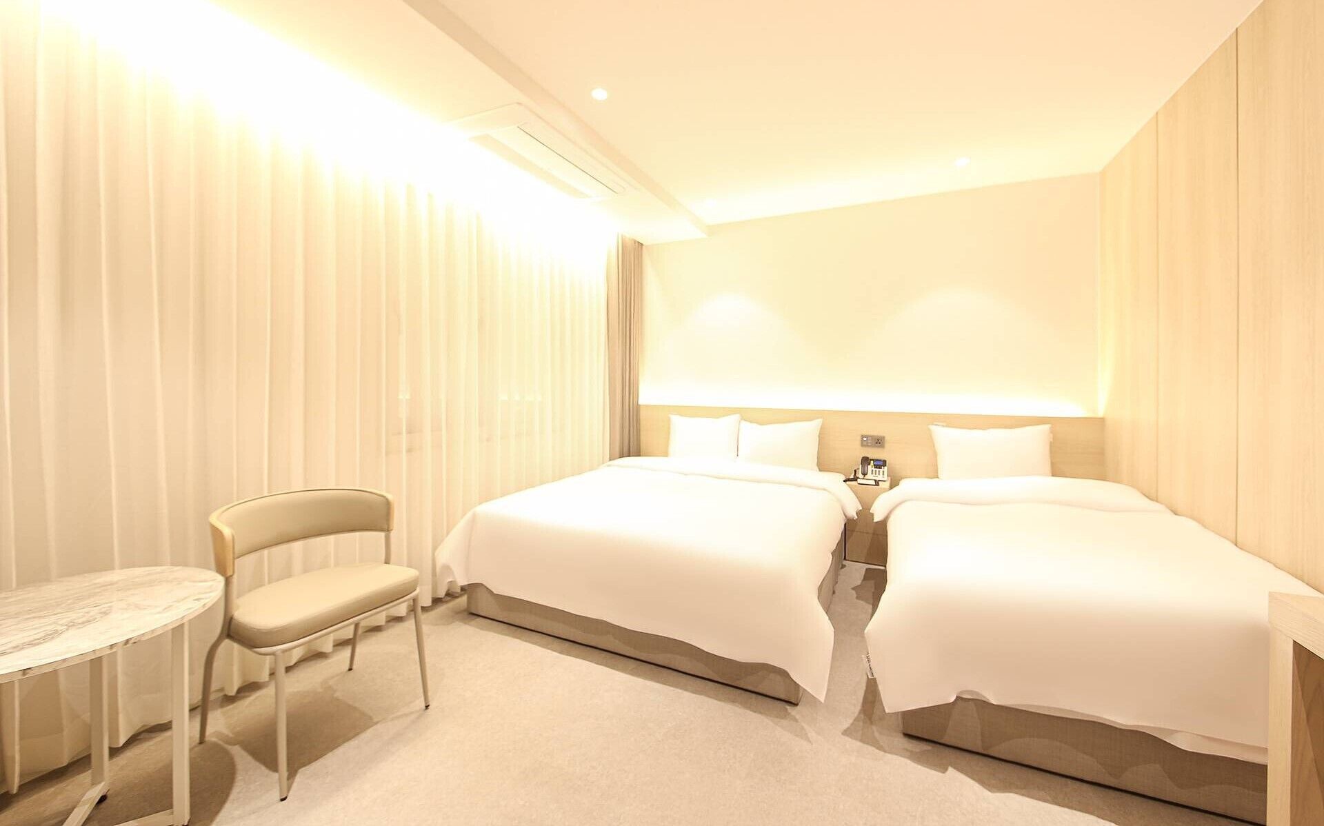 書桌、免費 Wi-Fi