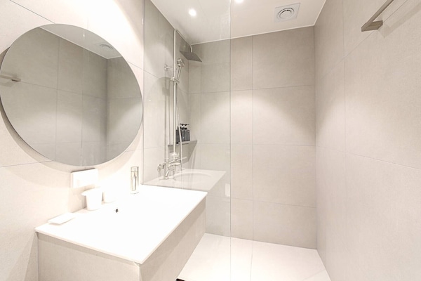 Standard Double Room, City View | Bathroom | Shower, free toiletries, hair dryer, towels