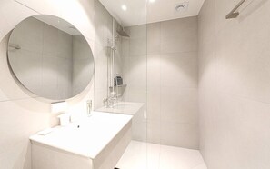 Quarto casal standard, vista para a cidade | Banheiro | Chuveiro, produtos de toalete grátis, secador de cabelo