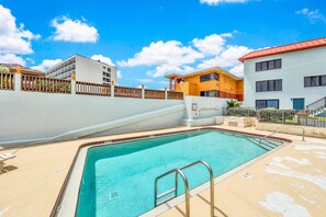 Pool - Bright Oceanfront Condo w/ Balcony, Pool & Beach Access (Daytona Beach)
