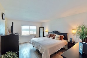 2 bedrooms, desk, iron/ironing board, free WiFi - Bright Oceanfront Condo w/ Balcony, Pool & Beach Access (Daytona Beach)