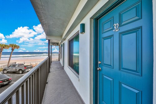 Bright Oceanfront Condo w/ Balcony, Pool & Beach Access