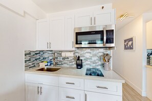 Fridge, microwave, stovetop, coffee/tea maker - Cozy Oceanfront Studio with Balcony, Pool & Beach Access (Daytona Beach)