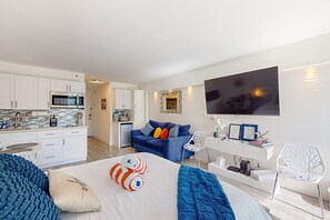 1 bedroom, iron/ironing board, free WiFi, bed sheets - Cozy Oceanfront Studio with Balcony, Pool & Beach Access (Daytona Beach)