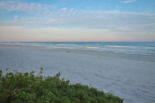 Cozy Oceanfront Condo w/ Balcony, Pool & Steps to the Sand