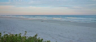 Cozy Oceanfront Condo w/ Balcony, Pool & Steps to the Sand