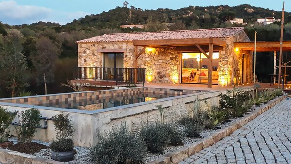 A stone house with a tiled roof, a swimming pool, and a garden. - U CASONE - 6 people, swimming pool, sea view (PIETROSELLA)