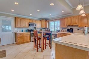 Microwave, oven, stovetop, dishwasher - Steps to Private Beach Access • Pet-Friendly • Fire Pit + Fenced Yard (Ormond Beach)