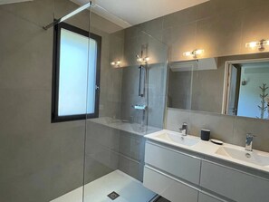 Hair dryer, towels, soap, shampoo - Villa ARIA- 4 bedrooms, sea view, swimming pool (PIETROSELLA)