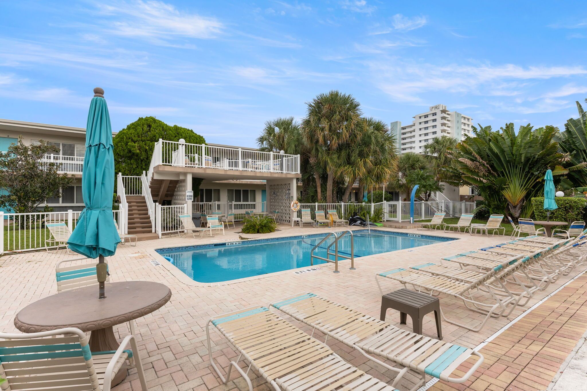 Een buitenzwembad, een verwarmd zwembad