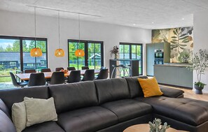 TV, foosball, table tennis - Awesome home in Toftlund with WiFi (Toftlund)