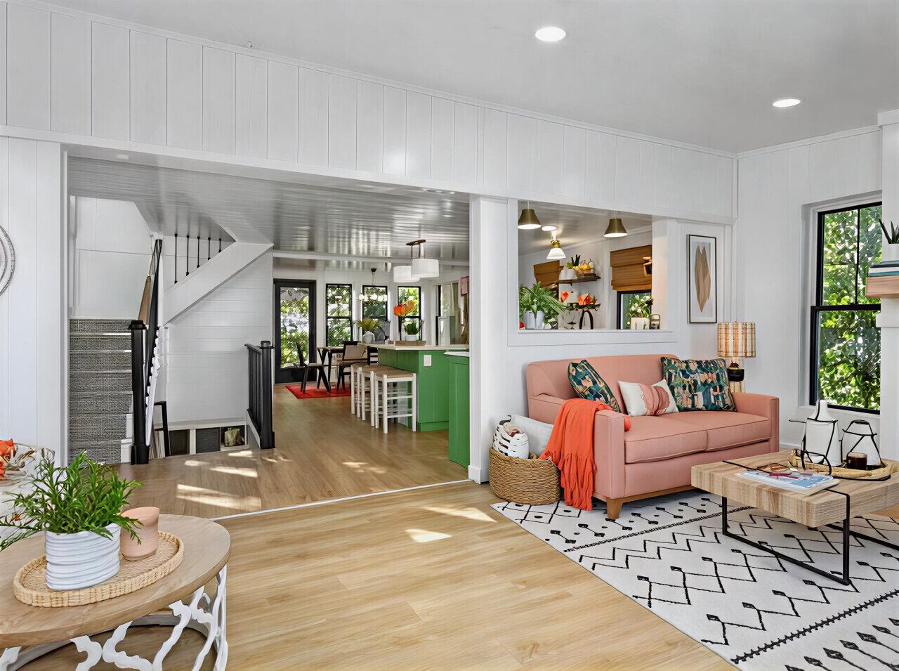 Televisión, chimenea, libros