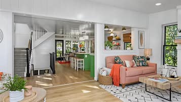 Fernseher, Kamin, Bücher