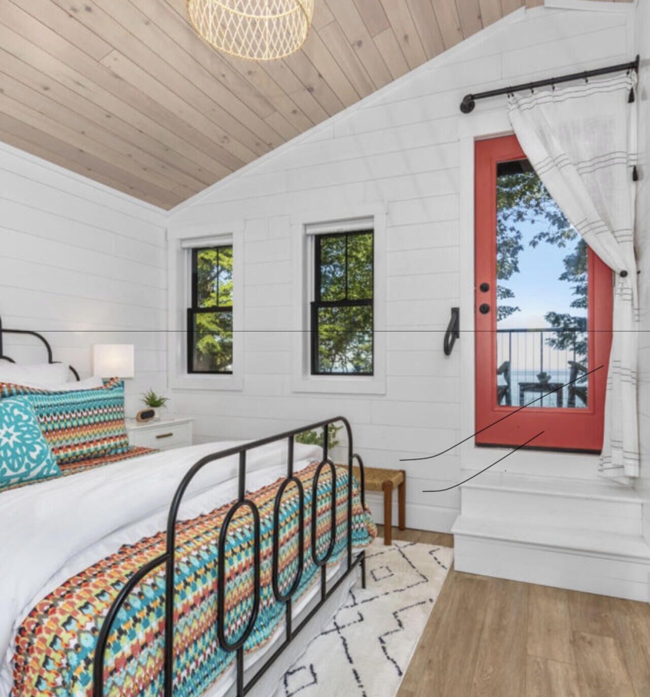 3 habitaciones, escritorio y tabla de planchar con plancha 