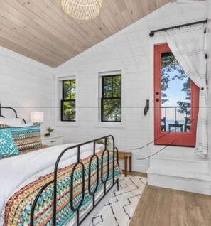 3 habitaciones, escritorio y tabla de planchar con plancha 