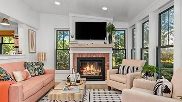 Fernseher, Kamin, Bücher