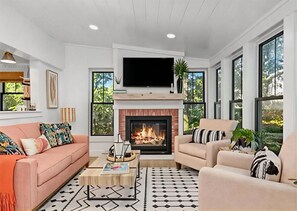 Televisión, chimenea, libros