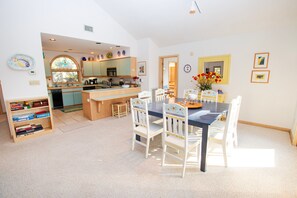 Dining - Soundside-Resort Amenities, Comm Pool-322, Out of Bounds (Corolla)