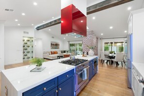Fridge, microwave, oven, stovetop - Sunset Haven, minutes from Shopping & Dining (Scottsdale)