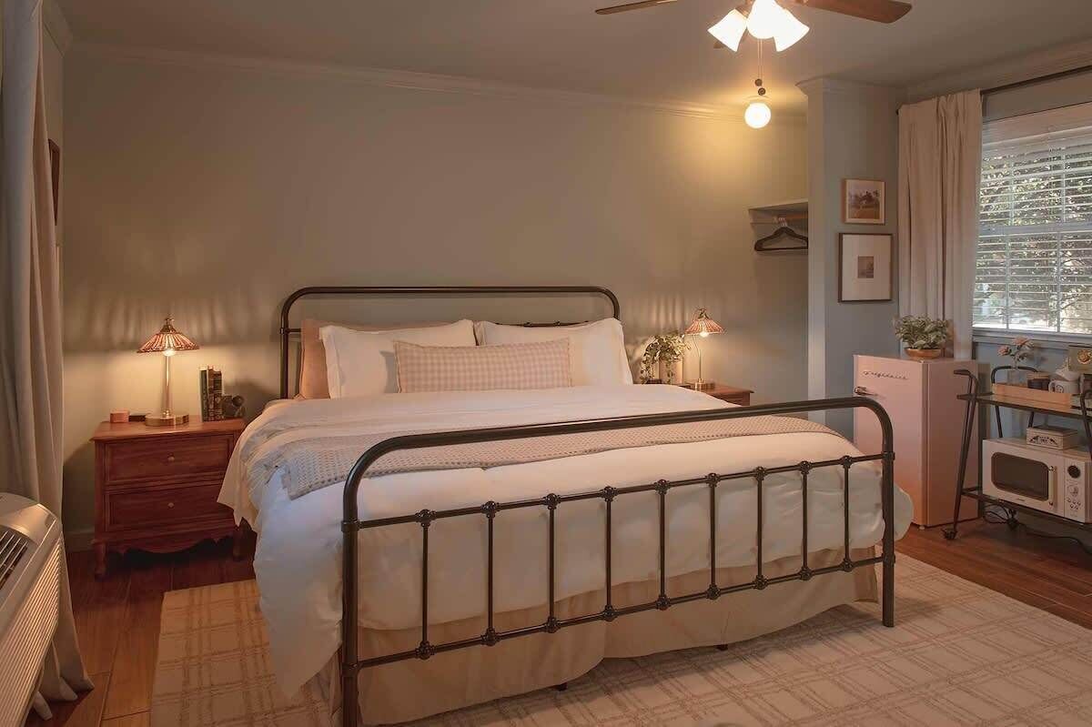 WiFi (無料)、ベッドシーツ