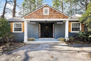 Exterior - Falling Water Suite on Lookout Mountain (Lookout Mountain)