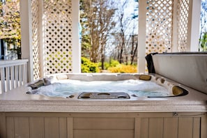 Outdoor spa tub - Falling Water Suite on Lookout Mountain (Lookout Mountain)