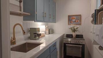 Een koelkast, een magnetron, een oven, een kookplaat