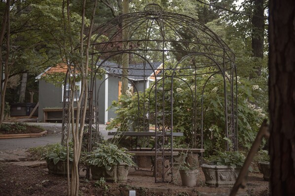 المنطقة المحيطة بالمنشأة