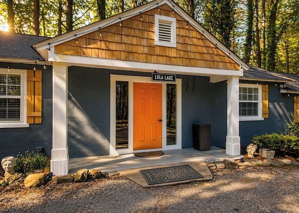 Un petit bâtiment à l’extérieur en bois, une enseigne indiquant « LULA LAKE » et une porte d’entrée.