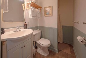 Regadera, secadora de cabello, toallas 