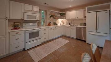 雪櫃、微波爐、焗爐、爐具