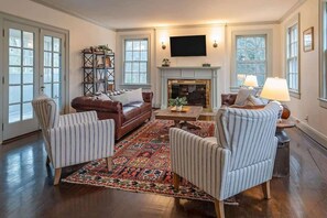 Smart TV, fireplace, offices - Quail Run Farm House, 15 Mins to Chattanooga (Chattanooga)