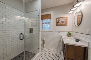 Douche, sèche-cheveux, shampoing