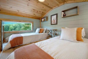 Desk, free WiFi, bed sheets - The Red Roost Cabin (Chattanooga)