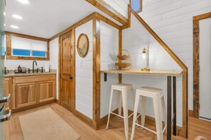 Fridge, microwave, oven, stovetop - The Honeycomb Cabin (Chattanooga)